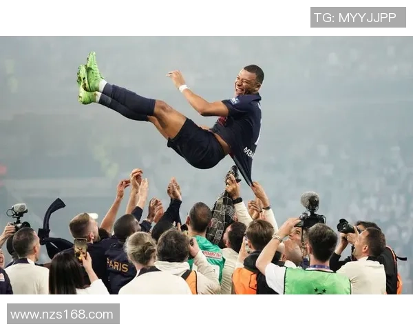 足坛荣耀瞬间全记录世界足球巨星捧杯时刻震撼集锦 足坛荣耀瞬间全记录世界足球巨星捧杯时刻震撼集锦